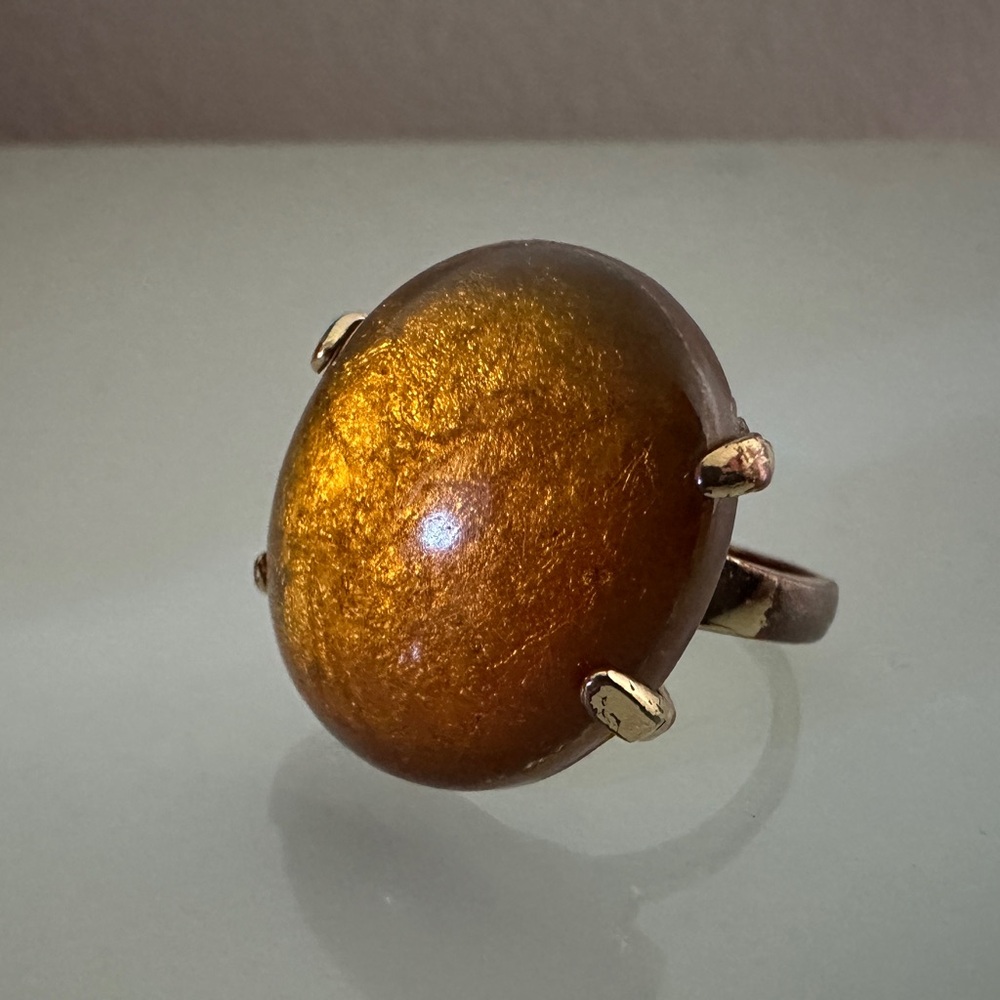 Elegant Gold-Tone Statement Ring - Picture 4 of 4